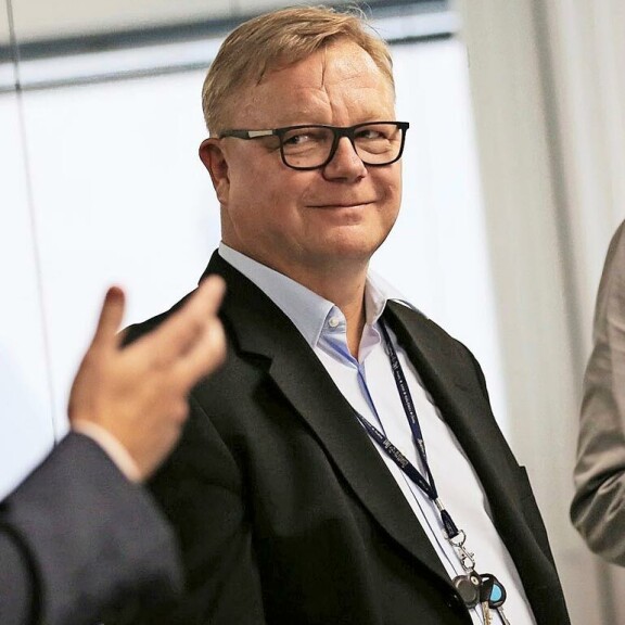 Ennen Uros-yhtiön perustamista Jyrki Hallikainen työskenteli muun muassa Nokia-pomona. Ennen Uros-yhtiön perustamista Jyrki Hallikainen työskenteli muun muassa Nokia-pomona.