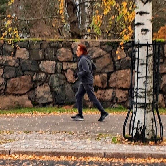 Viikon Kääk!-juorut: Leuat loksahtivat Helsingissä - VilleGalle raahusti verkkareissa ja Mattiesko Hytönen, 78, pinkoi hurjaa vauhtia – kuvat! Mattiesko Hytönen
