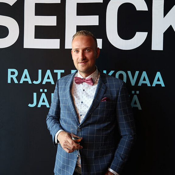 Esimerkiksi Max Seeckin neljättä kirjaa Uskollinen lukija (2019) on myyty kunnioitettavasti 40:een maahan. Max kertoi keväällä Seiskalle haaveistaan. - Minulla on sellainen puolilapsellinen haave, että haluan voittaa Oscar-palkinnon. Max seeck