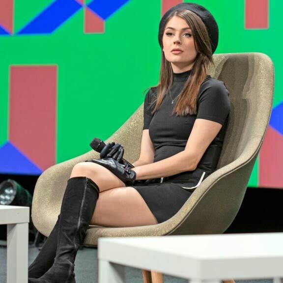 Lumoava Rita Behm kertoi kirjallisuudenystäville laulujensa sanoitustyöstään. Lumoava Rita Behm kertoi kirjallisuudenystäville laulujensa sanoitustyöstään.