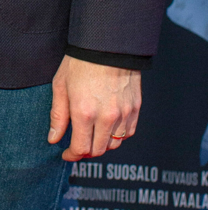 Siinä kultasormus komeilee. Riku Niemisen sormus