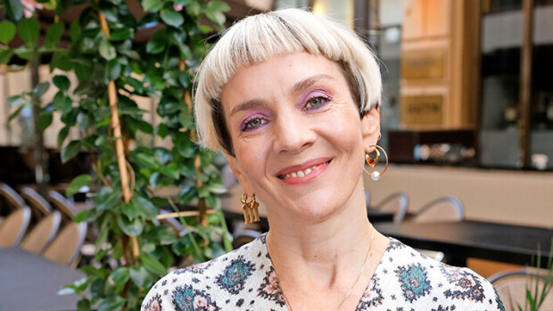 Maria Veitolan perhe kasvoi suloisella harmaatassulla - karvakaveri sai Janne Katajankin sydämen sulamaan: 'Paras kissakuva ikinä!' Maria Veitola