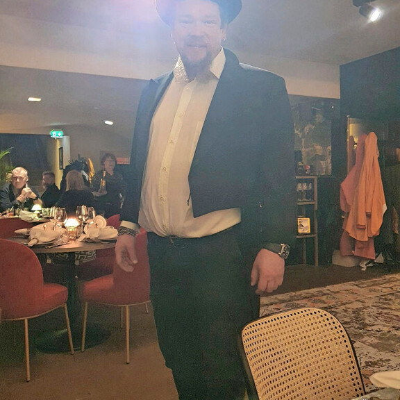 No jopas! Näyttävästi pukeutunut juustoleipämies Ville Haapasalo hauskuutti ravintolassa – kuva ville