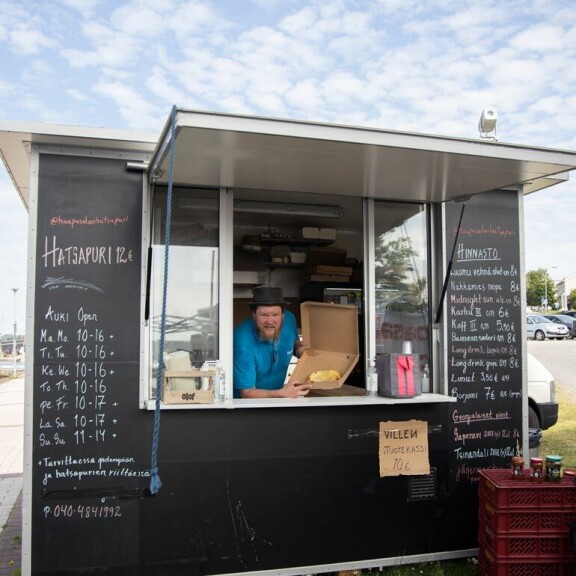 Ville tulee hyvin juttuun savolaisten kanssa, vaikka toisenlainen rytmiltään onkin. – Olipa mikä maa tai kansa hyvänsä, tulen toimeen kaikkien kanssa. En etsi negatiivisia asioita. Ville tulee hyvin juttuun savolaisten kanssa, vaikka toisenlainen rytmiltään onkin. – Olipa mikä maa tai kansa hyvänsä, tulen toimeen kaikkien kanssa. En etsi negatiivisia asioita.