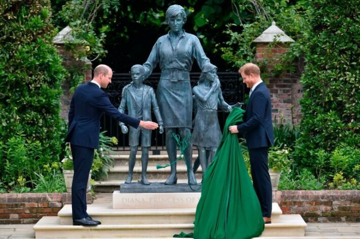 Diana sai kunniapatsaan viime keväänä. Paljastustilaisuuteen saapuivat molemmat pojat, prinssi William ja prinssi Harry. prinssi Harry, prinssi William