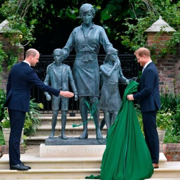 Diana sai kunniapatsaan viime keväänä. Paljastustilaisuuteen saapuivat molemmat pojat, prinssi William ja prinssi Harry. prinssi Harry, prinssi William