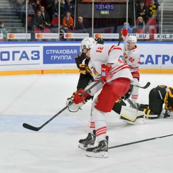 Kuukausi sitten ylävartalovammasta kärsinyt Mörkö on palannut takaisin Jokereiden vahvuuteen. Seuraavaksi KHL-narrit suuntaavat Kaukoidän pelikiertueelle. Kuukausi sitten ylävartalovammasta kärsinyt Mörkö on palannut takaisin Jokereiden vahvuuteen. Seuraavaksi KHL-narrit suuntaavat kaukoidän pelikiertueelle.