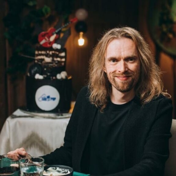 Anssi Kela yllätettiin Vain elämää -ohjelmassa Suomipopin logolla koristellulla täytekakulla. Anssi Kela