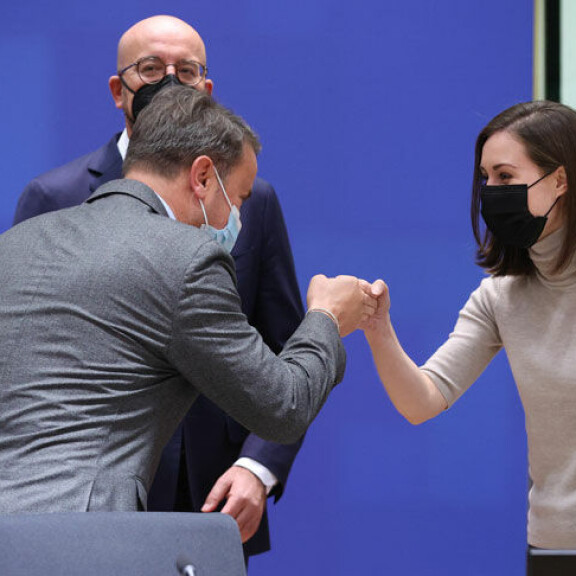Sanna edusti EU-johtajien yhteiskuvassa torstaina 21.10. melko epävirallisen oloisessa asukokonaisuudessa. Sanna Marin
