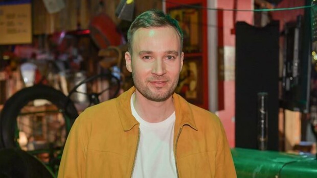 Juuso Mäkilähde treenaa golfia omalla pihalla – kuvat Selviytyjät-juontajan hirsilukaalista! Juuso Mäkilähde