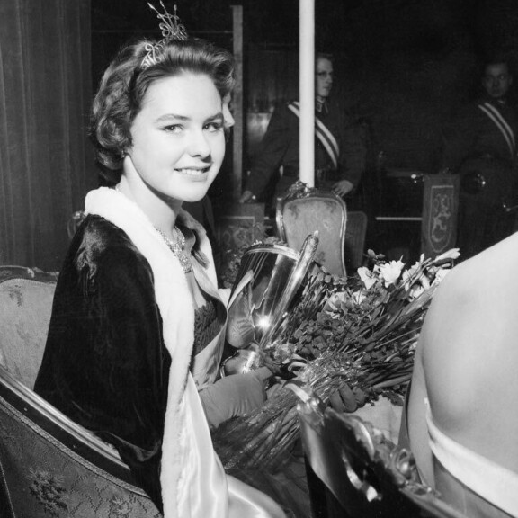 Pirkko Mannola on vuoden 1958 Miss Suomi. – Enhän minä missin mittoja täyttänyt, olin lyhyt, minulla oli isot rinnat ja pyöreät posket. Pirkko Mannola on vuoden 1958 Miss Suomi. – Enhän minä missin mittoja täyttänyt, olin lyhyt, minulla oli isot rinnat ja pyöreät posket.