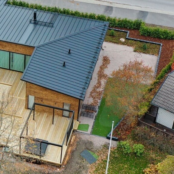 Täällä ”Mäkkäri” treenaa golfia. Ikioma puttinurmikko parantanee juontajan lähipelitaitoja kolopallokentillä. Täällä ”Mäkkäri” treenaa golfia. Ikioma puttinurmikko parantanee juontajan lähipelitaitoja kolopallokentillä.