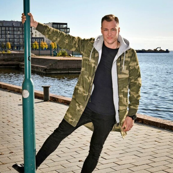 Kotkan poikii ilman siipii. Meri on kotkalaiselle Anssille tärkeä elementti. Kotkan poikii ilman siipii. Meri on kotkalaiselle Anssille tärkeä elementti.