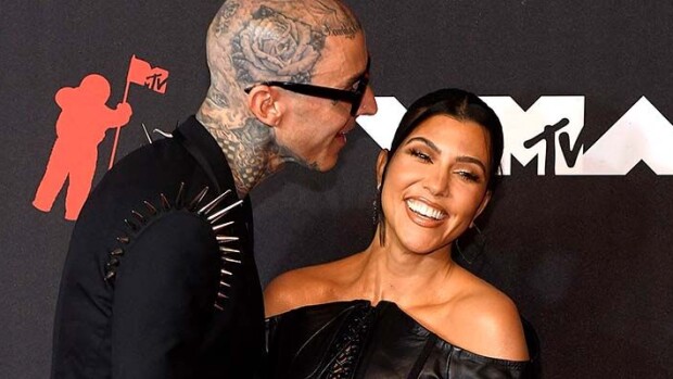 Pikakihlat! Rokkari rengasti Kourtney Kardashianin kukkameressä: mikä miljöö isolle kysymykselle Travis Barker, Kourtney Kardashian