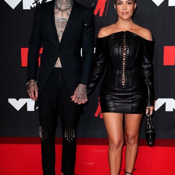 Travis Barker ja Kourtney Kardashian julkistivat suhteensa helmikuussa. Kourtney Kardashian, Travis Scott