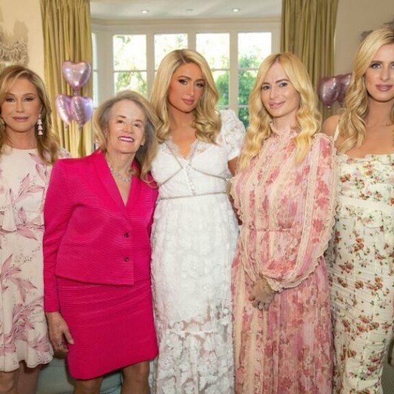 Paris Hilton poseerasi juhlissa äitinsä Kathy Hiltonin (vas.), tulvan aviomiehensä äidin Sherry Reumin, ja Carterin siskon Halle Reumin sekä Parisin siskon Nicky Hiltonin rinnalla. Paris Hilton poseerasi juhlissa äitinsä Kathy Hiltonin (vas.), tulvan aviomiehensä äidin Sherry Reumin, ja Carterin siskon Halle Reumin sekä Parisin siskon Nicky Hiltonin rinnalla.