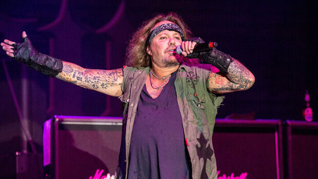 Mötley Crüe -yhtyeen keulamies Vince Neil, 60, kiidätettiin sairaalaan: 'Hän ei saa henkeä' Vince Neil