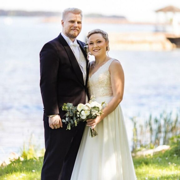 Karl ja Venla hääpäivänään. Venla ja Karl