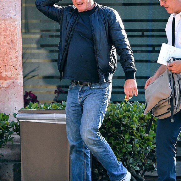 Sean Penn kuvattiin raapimassa päätään samana päivänä, kun vaimo pisti eropaperit sisään. Sean Penn