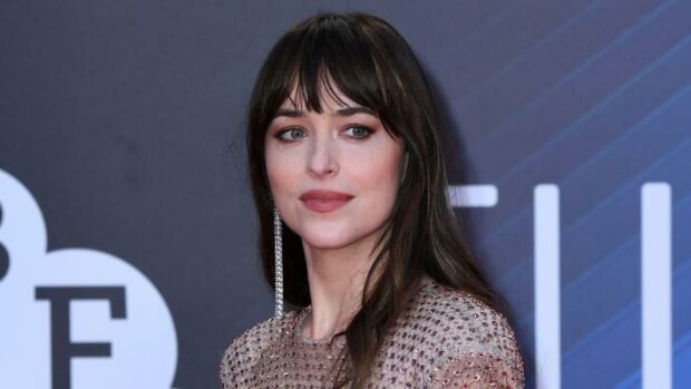 Harvoin julkisuudessa esiintyvä superpari Chris Martin ja Dakota Johnson jäi paparazzin haaviin - Katso kuvat yllätetyistä kyyhkyläisistä! Dakota Johnson