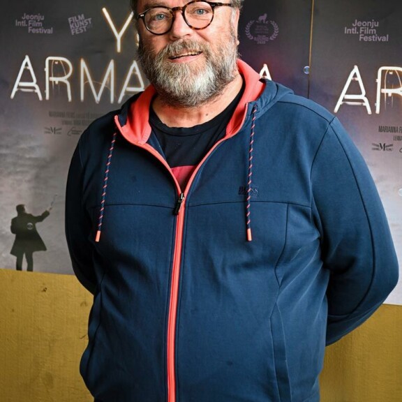 Teatterin taka-alalle jättänyt Pertti Sveholm, 67, nauttii eläkkeen tuomasta vapaudesta. – Aikaa on jäänyt myös vauvan hoitoon, tuore isoisä iloitsee. Teatterin taka-alalle jättänyt Pertti Sveholm, 67, nauttii eläkkeen tuomasta vapaudesta. – Aikaa on jäänyt myös vauvan hoitoon, tuore isoisä iloitsee.