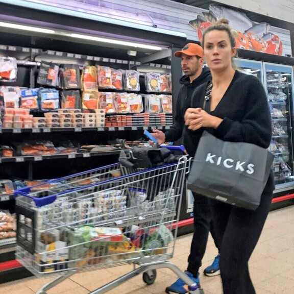 Kohupari Hannu ja Martina koettivat parhaansa mukaan selvitä lahtelaismarketista ulos pikaisesti ja matalalla profiililla. Kohupari Hannu ja Martina koettivat parhaansa mukaan selvitä lahtelaismarketista ulos pikaisesti ja matalalla profiililla.