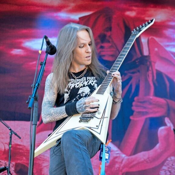 Alexi Laiho muistetaan erityisesti Children of Bodomin nokkamiehenä. Metalliyhtye oli yksi Suomen musiikkihistorian kansainvälisesti menestyneimmistä. Alexi siirtyi ajasta iäisyyten 29. joulukuuta 2020. Alexi Laiho muistetaan erityisesti Children of Bodomin nokkamiehenä. Metalliyhtye oli yksi Suomen musiikkihistorian kansainvälisesti menestyneimmistä. Alexi siirtyi ajasta iäisyyten 29. joulukuuta 2020.