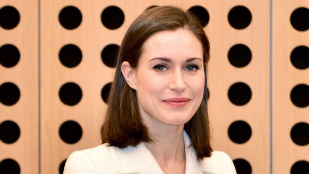 Sanna Marinin kohujuhlat pistivät meemimyllyn pyörimään - netissä leviää oivaltava kuva Kesärannan 'fanitapaamisesta' Sanna Marin