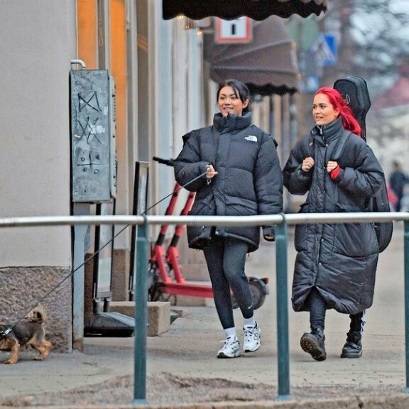 Kauniit naiset ovat tuttu näky Helsingin kantakaupungissa. Pari viihtyy erityisesti koiralenkeillä. Kauniit naiset ovat tuttu näky Helsingin kantakaupungissa. Pari viihtyy erityisesti koiralenkeillä.
