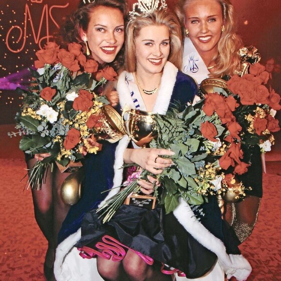 Miss Suomi 1993 Tarja Smuran perintöprinsessoiksi valittiin Arlene Kotala (2.) ja Emilia Söderman (1.) Miss Suomi 1993 Tarja Smuran perintöprinsessoiksi valittiin Arlene Kotala (2.) ja Emilia Söderman (1.)