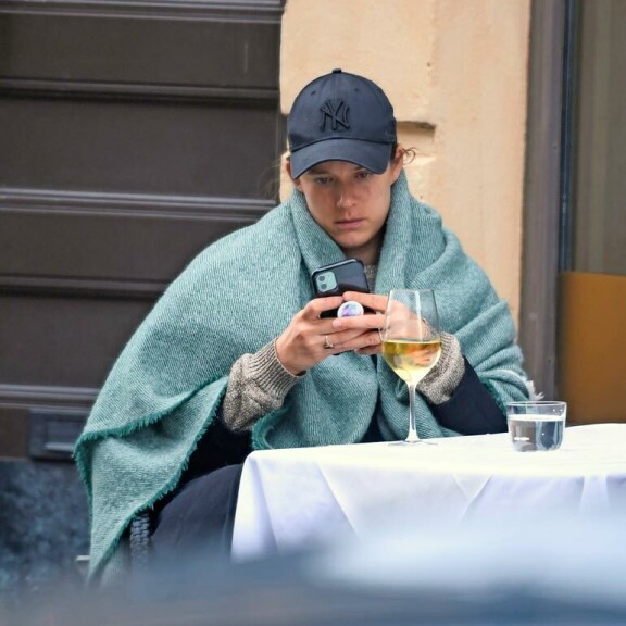 Seiskan kuvaaja bongasi Kristan muuton jälkeen viinilasilliselta Kruununhaasta. Seiskan kuvaaja bongasi Kristan muuton jälkeen viinilasilliselta Kruununhaasta.