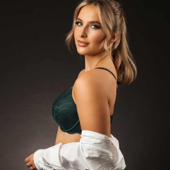 Poseeraa pelkissä pitsiliiveissä! Miss Helsinki -finalistit itse valitsemissaan vaatteissa – Oona, 22, jätti paidan pois: 'Tässä lookissa kaikki on 100% minua' Oona Komi.