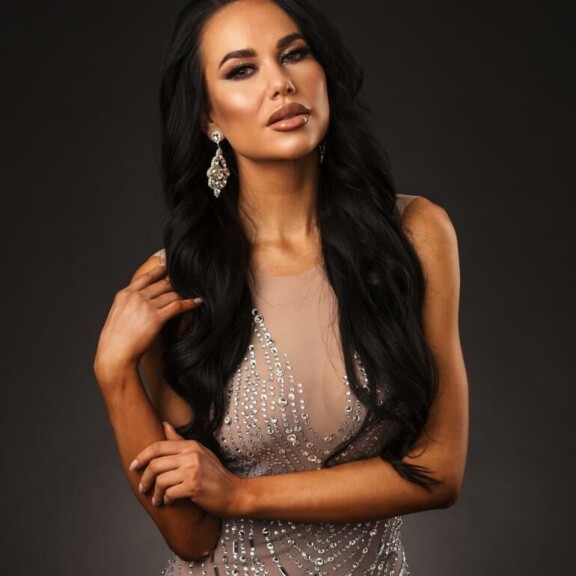 Poseeraa pelkissä pitsiliiveissä! Miss Helsinki -finalistit itse valitsemissaan vaatteissa – Oona, 22, jätti paidan pois: 'Tässä lookissa kaikki on 100% minua' Noora Manninen.