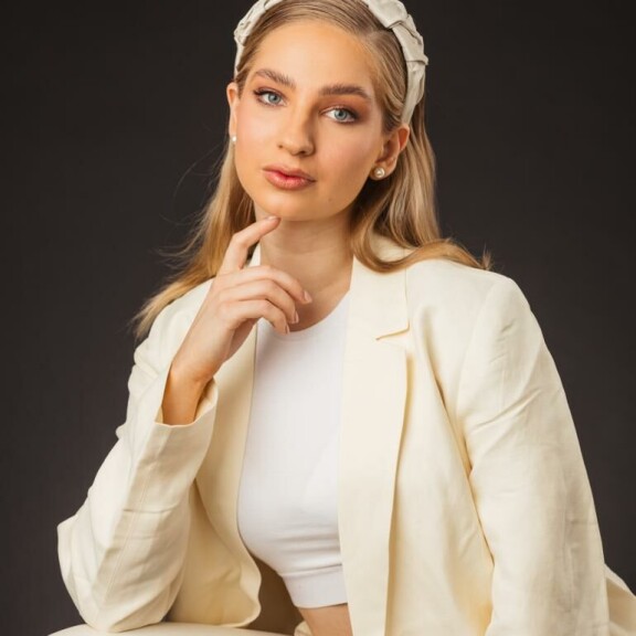Poseeraa pelkissä pitsiliiveissä! Miss Helsinki -finalistit itse valitsemissaan vaatteissa – Oona, 22, jätti paidan pois: 'Tässä lookissa kaikki on 100% minua' Veronica Leppänen.