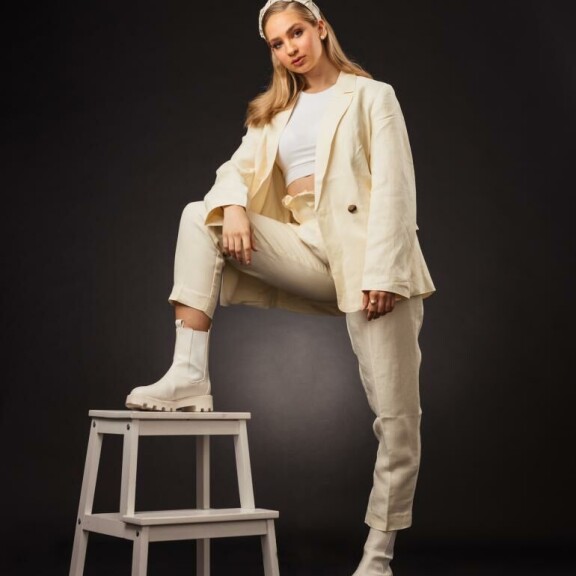 Poseeraa pelkissä pitsiliiveissä! Miss Helsinki -finalistit itse valitsemissaan vaatteissa – Oona, 22, jätti paidan pois: 'Tässä lookissa kaikki on 100% minua' Veronica Leppänen.