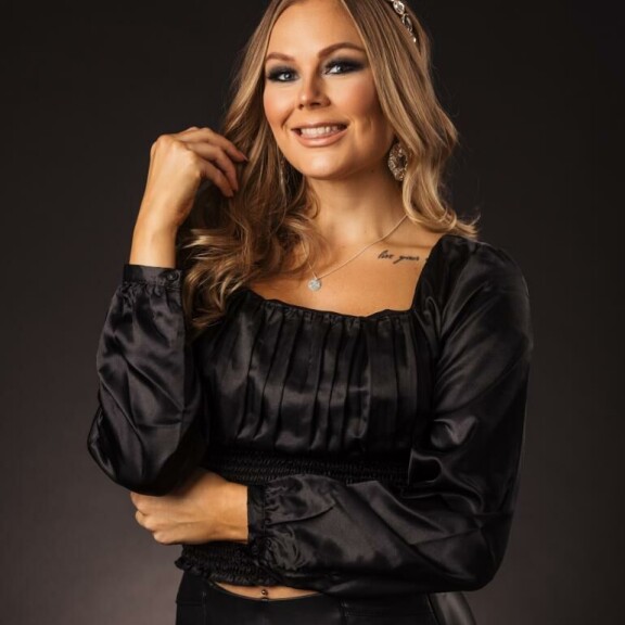 Poseeraa pelkissä pitsiliiveissä! Miss Helsinki -finalistit itse valitsemissaan vaatteissa – Oona, 22, jätti paidan pois: 'Tässä lookissa kaikki on 100% minua' Heidi Alhoranta.