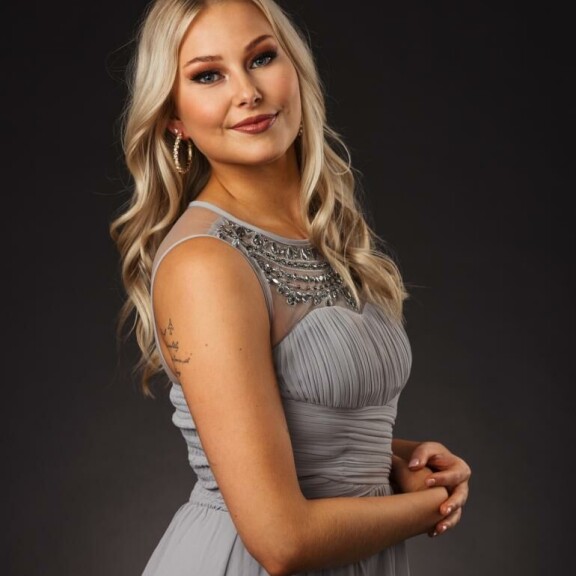 Poseeraa pelkissä pitsiliiveissä! Miss Helsinki -finalistit itse valitsemissaan vaatteissa – Oona, 22, jätti paidan pois: 'Tässä lookissa kaikki on 100% minua' Emma Podduikin.