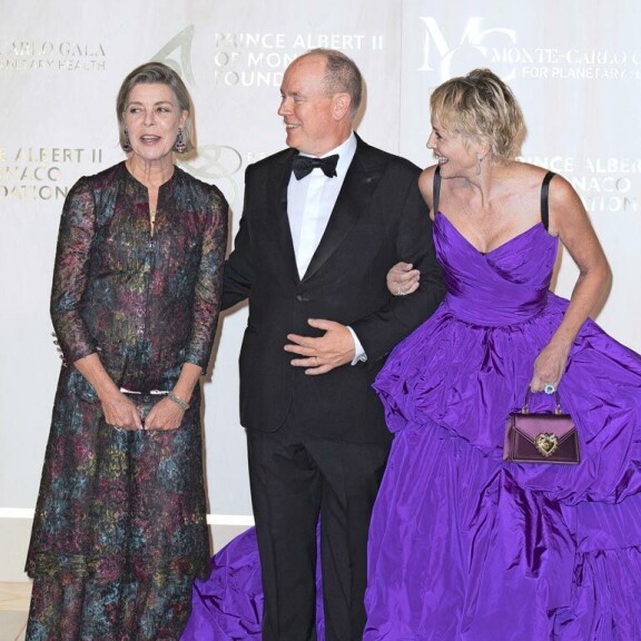 Caroline gaalassa veljensä rinnalla. Albertin käsipuolessa Sharon Stone. Caroline gaalassa veljensä rinnalla. Albertin käsipuolessa Sharon Stone.