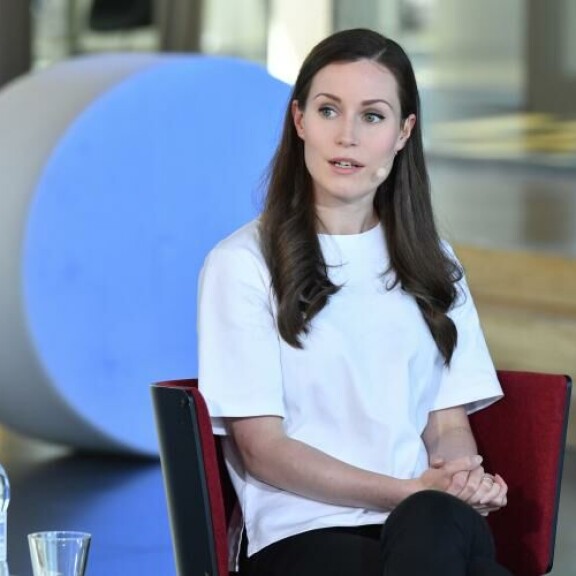 Sanna Marin on istuskellut kesän ja syksyn aikana useasti rahvaan joukossa vapaa-ajallaan. Sanna Marin istuskellut kesän ja syksyn aikana useasti rahvaan joukossa vapaa-ajallaan.