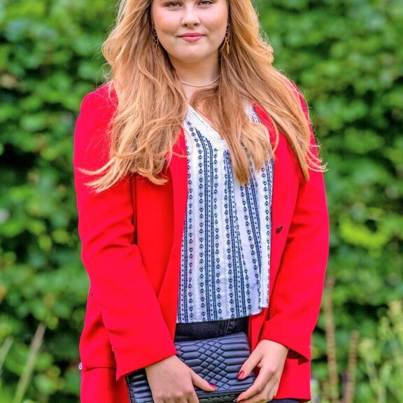 Täytettyään 18 vuotta Amalia saa laillisen oikeuden kruunuun. Täytettyään 18 vuotta Amalia saa laillisen oikeuden kruunuun.