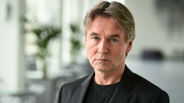 Suhde etenee salamavauhtia! Huippukapellimestari Esa-Pekka Salonen muutti ökytaloon uuden rakkaansa kanssa – naapurina Nokia-miljonääri Esa-Pekka Salonen