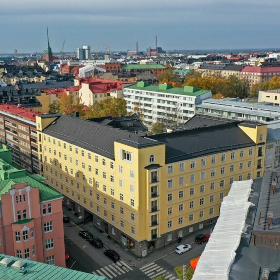 Pariskunta on muuttanut hiljattain yhteiseen asuntoon helsinkiläisellä ökyalueella. Pariskunta on muuttanut hiljattain yhteiseen asuntoon helsinkiläisellä ökyalueella.