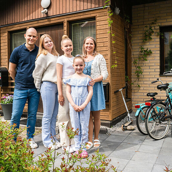 Tuomas ja Anna-Maria päättivät tyttärineen jäädä asumaan omakotitaloonsa. Remppa vai muutto Suomi