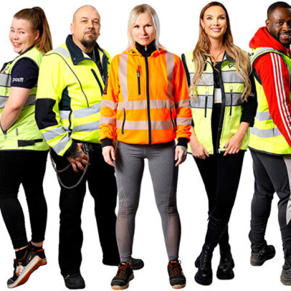 Vantaalla työskenteleviä postilaisia. Kuvassa ryhmävastaavana työskentelevä Emmi, tuotantoesimies Timo, pakettiauton kuljettaja Laura, palvelupäällikkö Sonja sekä lajittelija Lucas. Me Postilaiset
