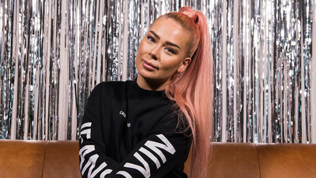 Tosi-tv-tähti Jenna Mäkikyrö löysi uuden rakkauden – välimatka satoja kilometrejä: 'Näemme pari kertaa kuussa - luotan häneen' Jenna Mäkikyrö