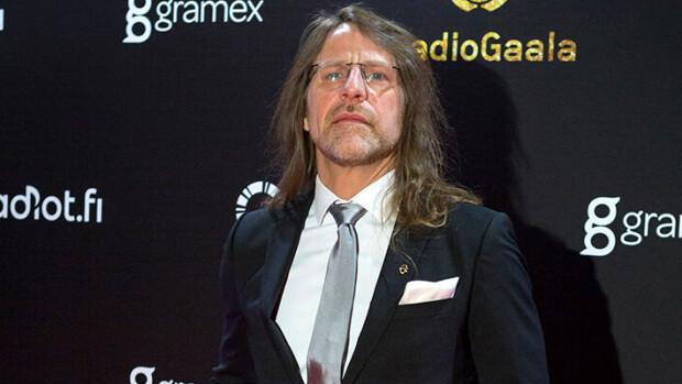 No nyt on parivaljakko! Jone Nikula aloittaa uuden podcast-sarjan suupaltin suosikkijuontajan kanssa - 'Mieltymys mustaan ja absurdiin huumoriin on yhdistävä tekijä' Jone Nikula