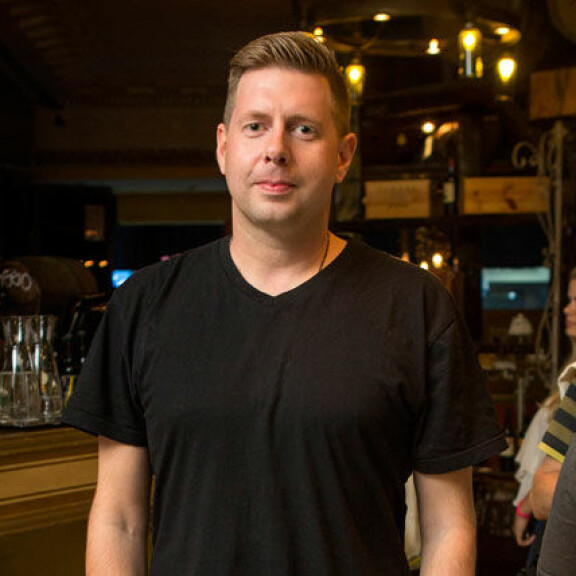 Jussi juontaa radio Loopin aamuohjelmaa. Jussi