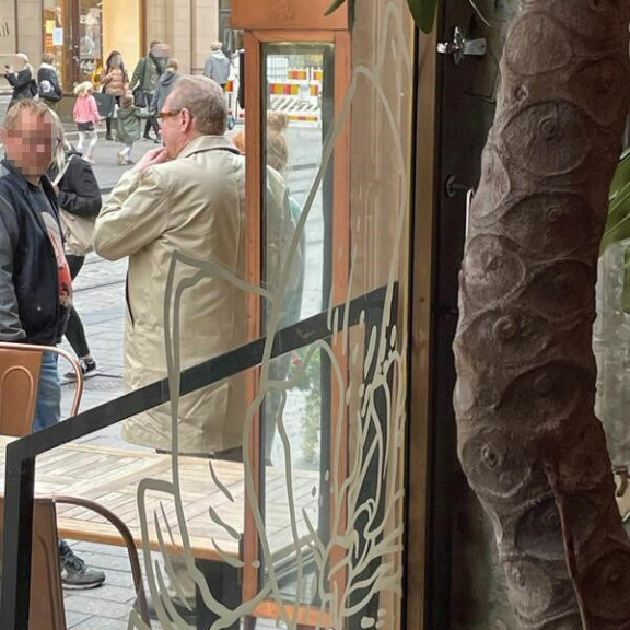 Välillä Jari kävi seurueensa kanssa ulkona tupakalla. – Ne olivatkin niitä harvoja hetkiä, jolloin ei tarvinnut kuunnella sitä hänen huutamistaan ja mölyämistään, Seiskalle tuhahdetaan. Välillä Jari kävi seurueensa kanssa ulkona tupakalla. – Ne olivatkin niitä harvoja hetkiä, jolloin ei tarvinnut kuunnella sitä hänen huutamistaan ja mölyämistään, Seiskalle tuhahdetaan.