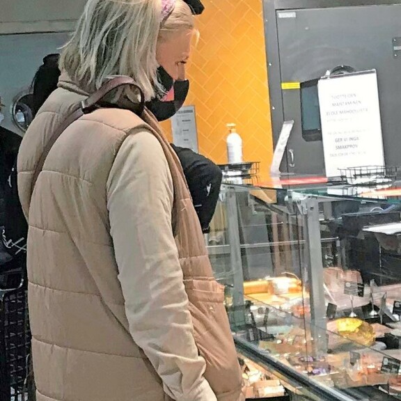 Viikon Kääk!-juorut: Vappu Pimiällä harvinaisen tarkka kauppareissu – juontajalta tarkentavia kysymyksiä myyjille Vappu Pimiä