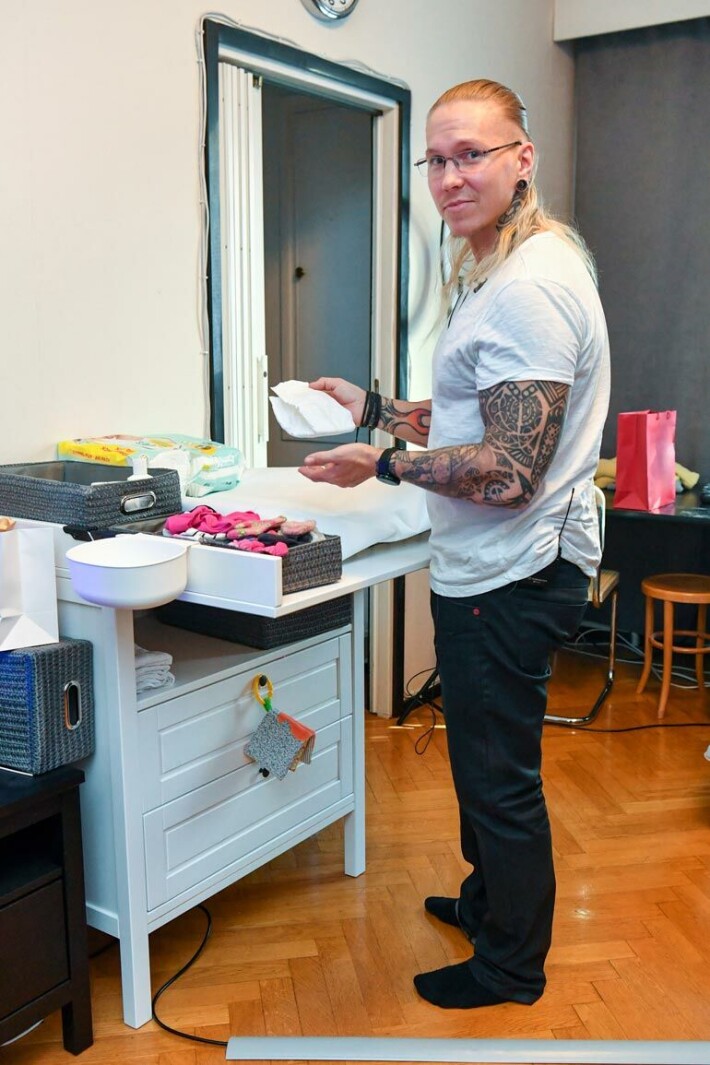 Johnny ei kaipaa suhdetta lapsensa äidin kanssa, mutta tyttärensä elämässä hän haluaa olla mukana. – Olen aina halunnut lapsen. Yhdestä vahinkoviikonlopusta syntyi jotain upeaa, Johnny toteaa. Johnny ei kaipaa suhdetta lapsensa äidin kanssa, mutta tyttärensä elämässä hän haluaa olla mukana. – Olen aina halunnut lapsen. Yhdestä vahinkoviikonlopusta syntyi jotain upeaa, Johnny toteaa.